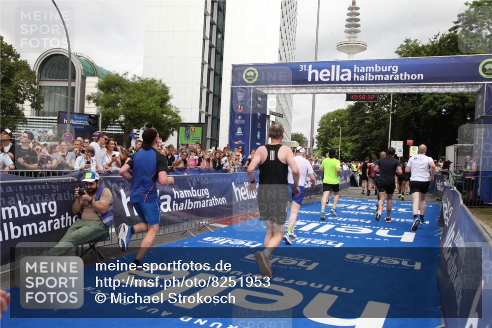 29.06.2025 - hella hamburg halbmarathon Michael Strokosch http://msf.ph/oto/8251953 29.06.2025 10:58:31 Ziel 4550, 4767, 5347, 6138, 7476, 11808, 14355, 16531, 17415, 18266, 18891, 19166 meine-sportfotos.de