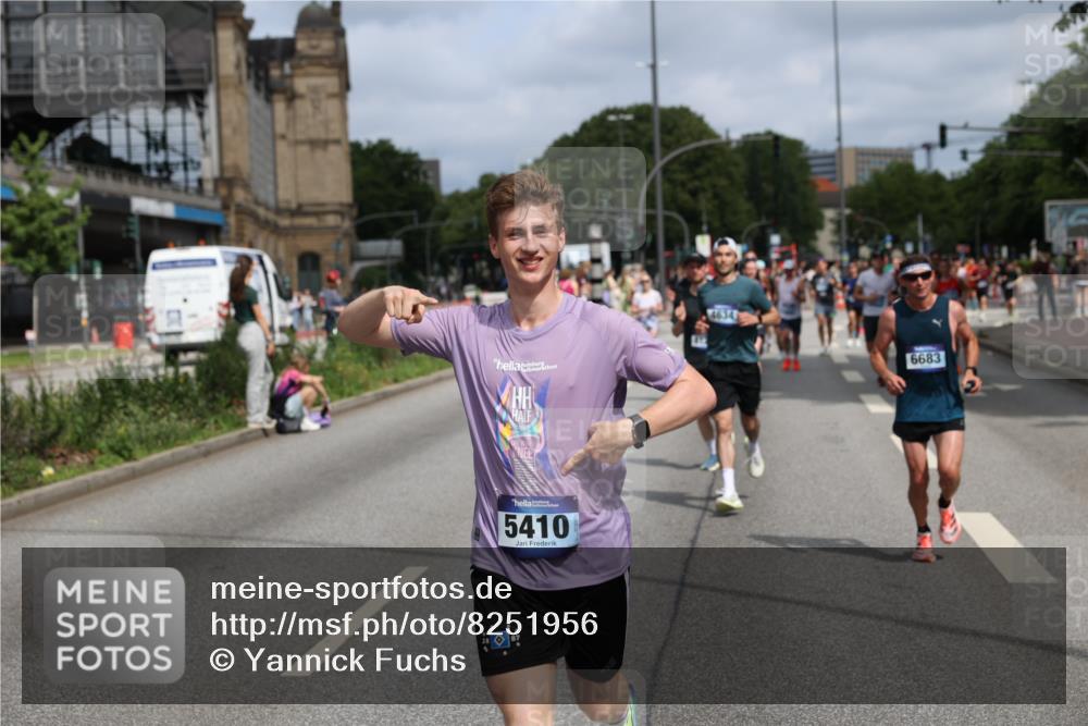 29.06.2025 - hella hamburg halbmarathon Yannick Fuchs http://msf.ph/oto/8251956 29.06.2025 10:35:33 20KM 1136, 1631, 1677, 2568, 2797, 2949, 3332, 3618, 4205, 4303, 4380, 4634, 4871, 4889, 5007, 5014, 5026, 5410, 5709, 6429, 6683, 6771, 7080, 7284, 7378, 7774, 7796, 8074, 8122, 8966, 9358, 9640, 9659, 9711, 9755, 9979, 10375, 10783, 10934, 10978, 11062, 11765, 11922, 11959, 12292, 12365, 12385, 12895, 13268, 13457, 14555, 14661, 14820, 15164, 15247, 16201, 16249, 16347, 16599, 17720, 17834, 17971, 18045, 18049, 18399, 18412, 18573 meine-sportfotos.de