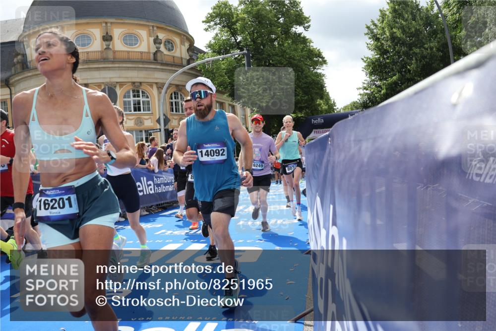 29.06.2025 - hella hamburg halbmarathon Strokosch-Dieckow http://msf.ph/oto/8251965 29.06.2025 10:40:47 Ziel 1631, 1677, 1882, 2714, 2750, 4634, 4889, 5014, 5026, 5745, 6429, 7080, 7109, 7378, 7622, 8074, 8629, 9294, 9547, 9979, 10369, 10900, 10934, 11959, 14092, 14661, 15351, 16201, 16249, 17486, 18173 meine-sportfotos.de