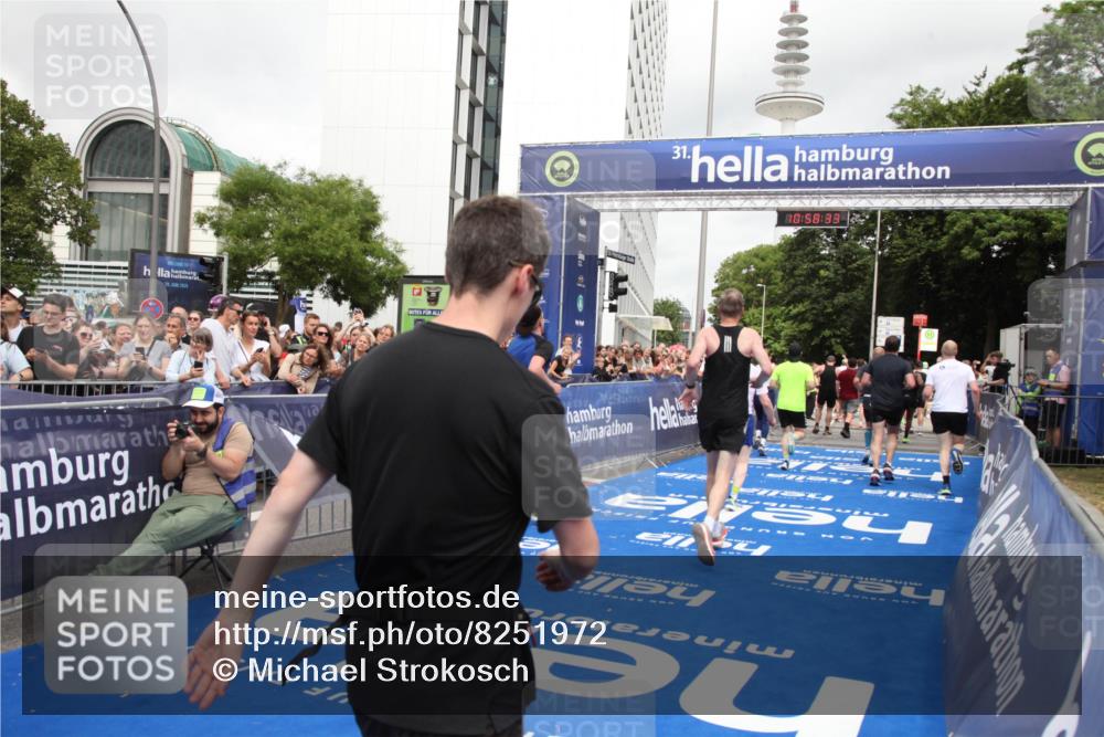 29.06.2025 - hella hamburg halbmarathon Michael Strokosch http://msf.ph/oto/8251972 29.06.2025 10:58:32 Ziel 4550, 4767, 5341, 5347, 7476, 11808, 14355, 16531, 17415, 18266, 18891, 19166 meine-sportfotos.de