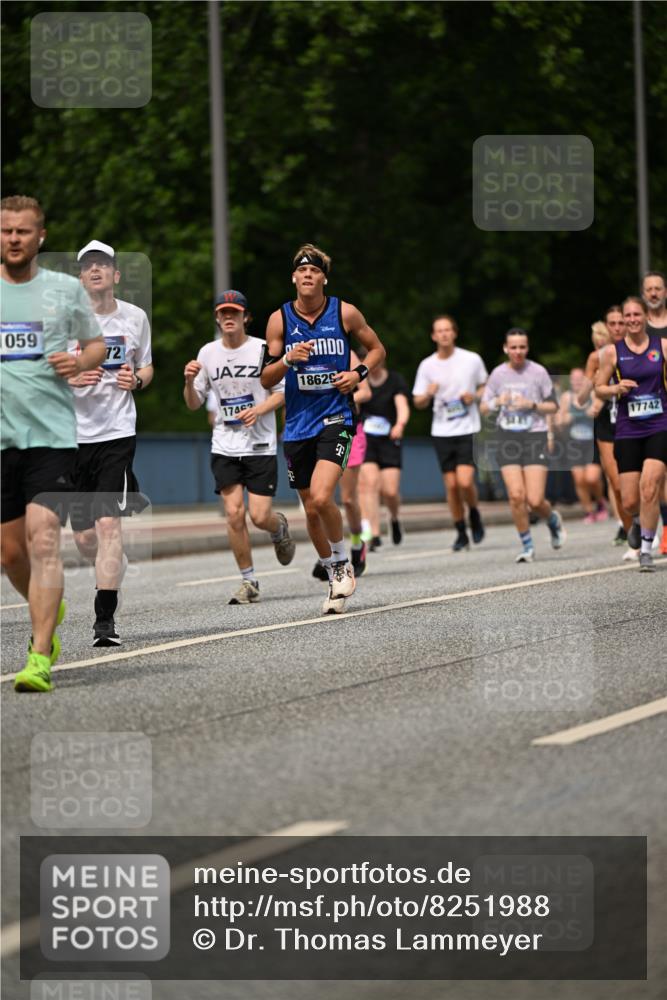 29.06.2025 - hella hamburg halbmarathon Dr. Thomas Lammeyer http://msf.ph/oto/8251988 29.06.2025 10:35:01 Kennedybrücke 1059, 1472, 1773, 2097, 2414, 2505, 2569, 3131, 3443, 4561, 4817, 5437, 6057, 6195, 6546, 6616, 6620, 6725, 6787, 7071, 7351, 7604, 8050, 8792, 9576, 9937, 10989 meine-sportfotos.de