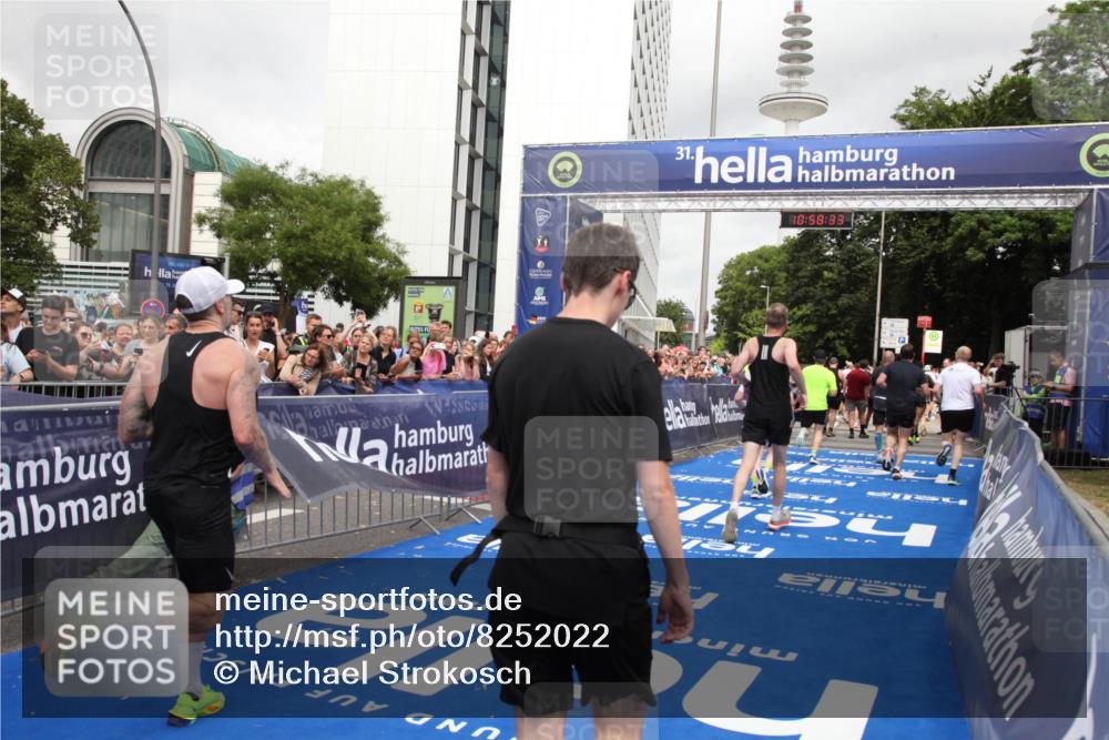 29.06.2025 - hella hamburg halbmarathon Michael Strokosch http://msf.ph/oto/8252022 29.06.2025 10:58:32 Ziel 4550, 4767, 5341, 5347, 7476, 11808, 14355, 16531, 17415, 18266, 18891, 19166 meine-sportfotos.de