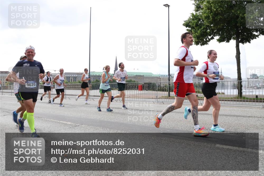 29.06.2025 - hella hamburg halbmarathon Lena Gebhardt http://msf.ph/oto/8252031 29.06.2025 10:45:43 Lombardsbrücke 1004, 1033, 1060, 1085, 1100, 1104, 1421, 1426, 1555, 1713, 1798, 1854, 1867, 1868, 1983, 2008, 2216, 2217, 2398, 2522, 2550, 2657, 2664, 2917, 2954, 2965, 2973, 3357, 3377, 3879, 3993, 4099, 4102, 4104, 4224, 4306, 4317, 4388, 4504, 4572, 4820, 5044, 5099, 5108, 5339, 5635, 5636, 5949, 6133, 6150, 6333, 6623, 6763, 6788, 6911, 6922, 6980, 7268, 7283, 7356, 7530, 7541, 7605, 7859, 8605, 8745, 9120, 9121, 9620, 10030, 10182, 10225, 10327, 10329, 10367, 10511, 11314 meine-sportfotos.de