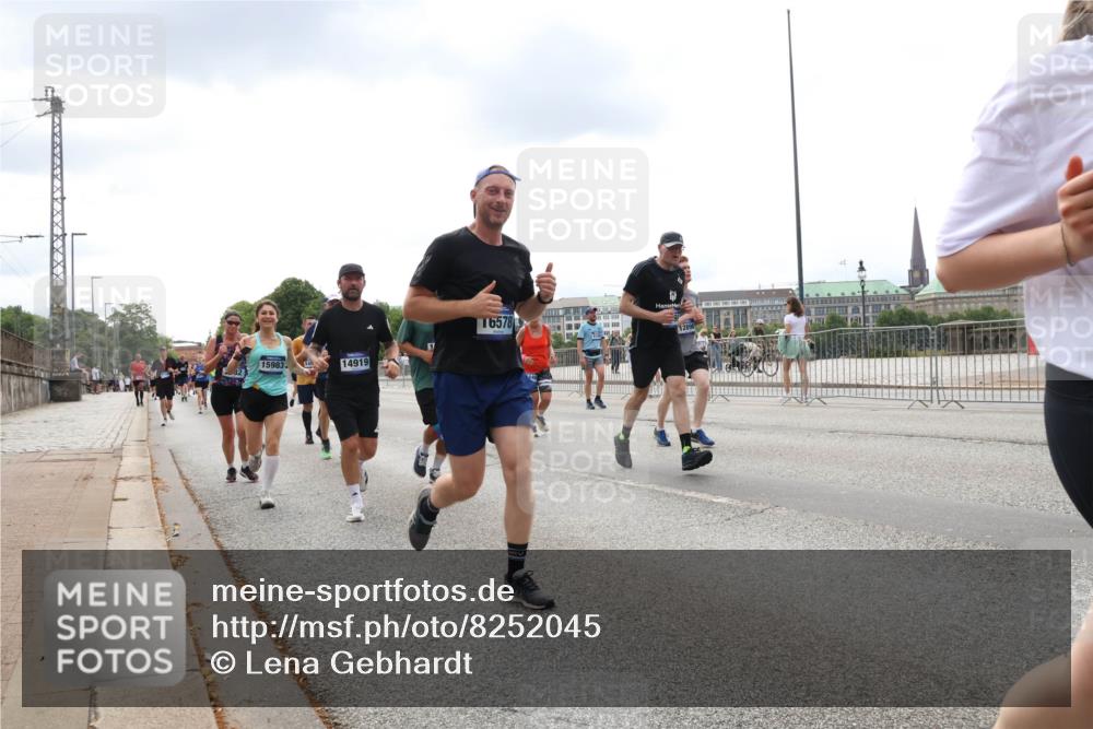 29.06.2025 - hella hamburg halbmarathon Lena Gebhardt http://msf.ph/oto/8252045 29.06.2025 10:34:12 Lombardsbrücke 1189, 1275, 1417, 1672, 1705, 1787, 1896, 2265, 2412, 2464, 2482, 2496, 2510, 2511, 2526, 2801, 2933, 3145, 3264, 3340, 3345, 3829, 3848, 4479, 4540, 4696, 4807, 4824, 4826, 4942, 5557, 5561, 5566, 5584, 5609, 5691, 5821, 5822, 5887, 6105, 6364, 6515, 6516, 6571, 6574, 6956, 7027, 7324, 7329, 7565, 8202, 8277, 8349, 8375, 8377, 8383, 8401, 8705, 8965, 9094, 9379, 9875, 9995, 10007, 10071, 10360, 10561, 10564, 11872, 13957, 16682, 16919, 17230, 18158, 18941 meine-sportfotos.de