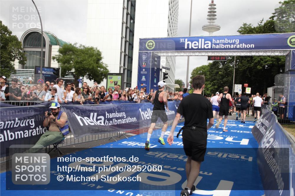 29.06.2025 - hella hamburg halbmarathon Michael Strokosch http://msf.ph/oto/8252060 29.06.2025 10:58:33 Ziel 4767, 5341, 5347, 7476, 9316, 11808, 12712, 12879, 14355, 16531, 17415, 18556, 18891, 19166 meine-sportfotos.de