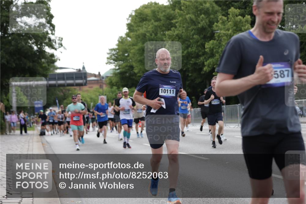 29.06.2025 - hella hamburg halbmarathon Jannik Wohlers http://msf.ph/oto/8252063 29.06.2025 10:31:04 Lombardsbrücke 1292, 1844, 2414, 2914, 4817, 4953, 5165, 5846, 5943, 6078, 6546, 6573, 7604, 7772, 9183, 10111, 10240, 10586, 11587, 12758, 13724, 14349, 15024, 15222, 15575, 15725, 16978, 17404, 17517, 17706, 17989, 18390, 18507, 18672, 18883, 18943 meine-sportfotos.de