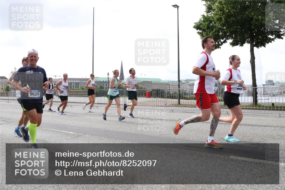 29.06.2025 - hella hamburg halbmarathon Lena Gebhardt http://msf.ph/oto/8252097 29.06.2025 10:45:44 Lombardsbrücke 1004, 1033, 1060, 1085, 1100, 1104, 1421, 1426, 1555, 1713, 1798, 1854, 1867, 1868, 1983, 2008, 2216, 2217, 2398, 2522, 2550, 2657, 2664, 2917, 2954, 2965, 2973, 3357, 3377, 3879, 3993, 4099, 4102, 4104, 4224, 4306, 4317, 4388, 4504, 4572, 4820, 5044, 5099, 5108, 5339, 5635, 5636, 5949, 6133, 6150, 6333, 6623, 6763, 6788, 6911, 6922, 6980, 7268, 7283, 7356, 7530, 7541, 7605, 7859, 8605, 8745, 9120, 9121, 9426, 9620, 10030, 10182, 10225, 10327, 10329, 10367, 10511, 11314 meine-sportfotos.de