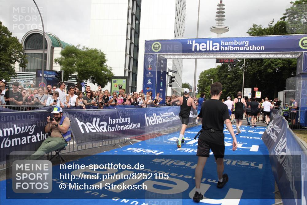 29.06.2025 - hella hamburg halbmarathon Michael Strokosch http://msf.ph/oto/8252105 29.06.2025 10:58:33 Ziel 4767, 5341, 5347, 7476, 9316, 11808, 12712, 12879, 14355, 16531, 17415, 18556, 18891, 19166 meine-sportfotos.de