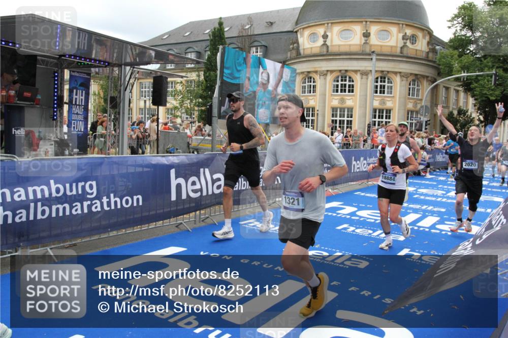 29.06.2025 - hella hamburg halbmarathon Michael Strokosch http://msf.ph/oto/8252113 29.06.2025 10:50:08 Ziel 1216, 1321, 1507, 2020, 3562, 7100, 7657, 8313, 9031, 9213, 9303, 9965, 12203, 12271, 13225, 13282, 13758, 14257, 16403, 18228, 18657, 18658, 18884, 19112 meine-sportfotos.de