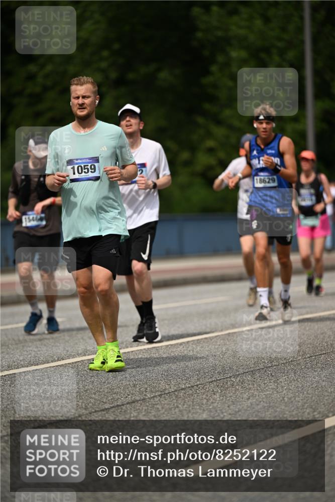 29.06.2025 - hella hamburg halbmarathon Dr. Thomas Lammeyer http://msf.ph/oto/8252122 29.06.2025 10:35:03 Kennedybrücke 1059, 1472, 1773, 2097, 2414, 2505, 2569, 3131, 3443, 4561, 4817, 5437, 5943, 6057, 6195, 6546, 6616, 6620, 6725, 6787, 7071, 7351, 7604, 7772, 8050, 8792, 9576, 9937, 10989 meine-sportfotos.de