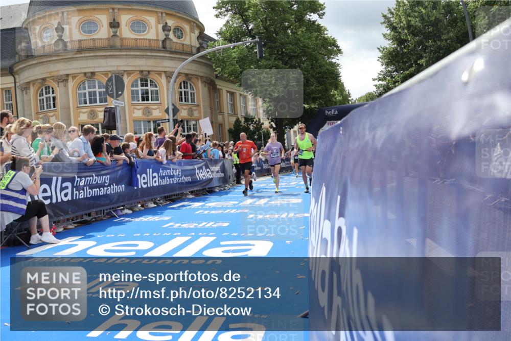29.06.2025 - hella hamburg halbmarathon Strokosch-Dieckow http://msf.ph/oto/8252134 29.06.2025 10:40:50 Ziel 1631, 1677, 1882, 2750, 4634, 4889, 5014, 5026, 5745, 6429, 7080, 7109, 7378, 8074, 8629, 9547, 9979, 10369, 10934, 11959, 12088, 12385, 13029, 13158, 14092, 14661, 15351, 15689, 16201, 16249, 16347, 17032, 17486, 17720, 18173 meine-sportfotos.de