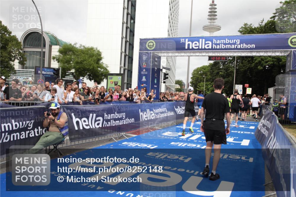 29.06.2025 - hella hamburg halbmarathon Michael Strokosch http://msf.ph/oto/8252148 29.06.2025 10:58:34 Ziel 3251, 4767, 5341, 5347, 7082, 7476, 9316, 11808, 12712, 12879, 14355, 16531, 17415, 18556, 18891, 19166 meine-sportfotos.de
