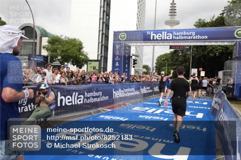 29.06.2025 - hella hamburg halbmarathon Michael Strokosch http://msf.ph/oto/8252183 29.06.2025 10:58:34 Ziel 3251, 4767, 5341, 5347, 7082, 7476, 9316, 11808, 12712, 12879, 14355, 16531, 17415, 18556, 18891, 19166 meine-sportfotos.de