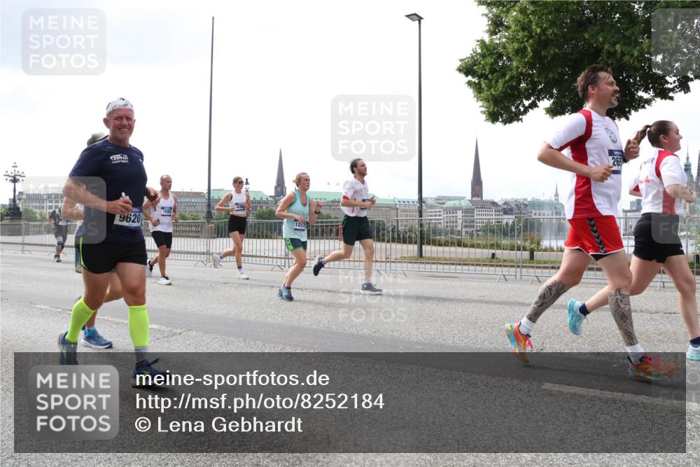 29.06.2025 - hella hamburg halbmarathon Lena Gebhardt http://msf.ph/oto/8252184 29.06.2025 10:45:44 Lombardsbrücke 1004, 1033, 1060, 1085, 1100, 1104, 1421, 1426, 1555, 1713, 1798, 1854, 1867, 1868, 1983, 2008, 2216, 2217, 2398, 2522, 2550, 2657, 2664, 2917, 2954, 2965, 2973, 3357, 3377, 3879, 3993, 4099, 4102, 4104, 4224, 4306, 4317, 4388, 4504, 4572, 4820, 5044, 5099, 5108, 5339, 5635, 5636, 5949, 6133, 6150, 6333, 6623, 6763, 6788, 6911, 6922, 6980, 7268, 7283, 7356, 7530, 7541, 7605, 7859, 8605, 8745, 9120, 9121, 9426, 9620, 10030, 10182, 10225, 10327, 10329, 10367, 10511, 11314 meine-sportfotos.de