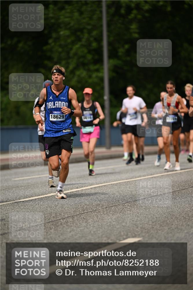 29.06.2025 - hella hamburg halbmarathon Dr. Thomas Lammeyer http://msf.ph/oto/8252188 29.06.2025 10:35:03 Kennedybrücke 1059, 1472, 1773, 2097, 2414, 2505, 2569, 3131, 3443, 4561, 4817, 5437, 5943, 6057, 6195, 6546, 6616, 6620, 6725, 6787, 7071, 7351, 7604, 7772, 8050, 8792, 9576, 9937, 10989 meine-sportfotos.de