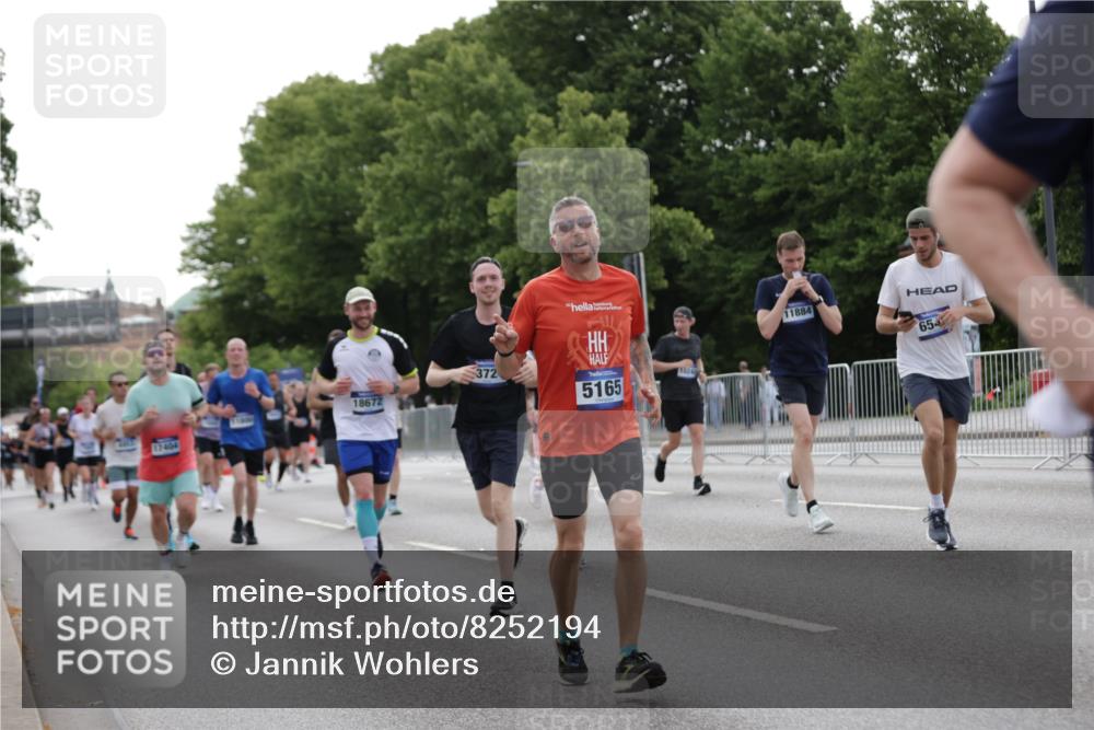 29.06.2025 - hella hamburg halbmarathon Jannik Wohlers http://msf.ph/oto/8252194 29.06.2025 10:31:06 Lombardsbrücke 1844, 4953, 5165, 5846, 5965, 6078, 6546, 6573, 6640, 7772, 9183, 9812, 9883, 10240, 10586, 11587, 12758, 13724, 15024, 15222, 15575, 15725, 16978, 17404, 17517, 17706, 17989, 18390, 18507, 18672, 18883, 18943 meine-sportfotos.de