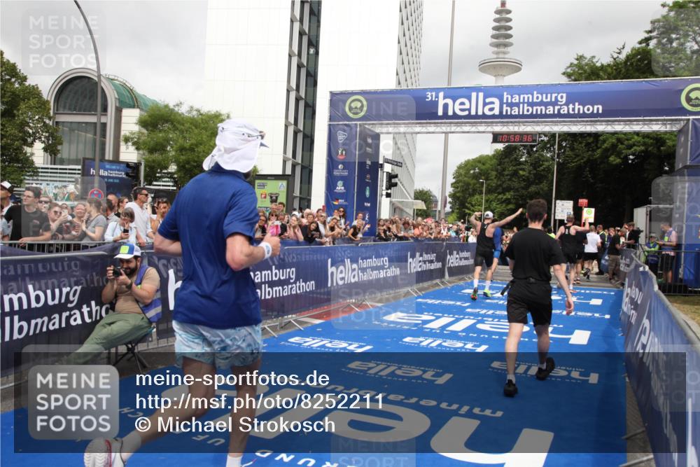 29.06.2025 - hella hamburg halbmarathon Michael Strokosch http://msf.ph/oto/8252211 29.06.2025 10:58:34 Ziel 3251, 4767, 5341, 5347, 7082, 7476, 9316, 11808, 12712, 12879, 14355, 16531, 17415, 18556, 18891, 19166 meine-sportfotos.de