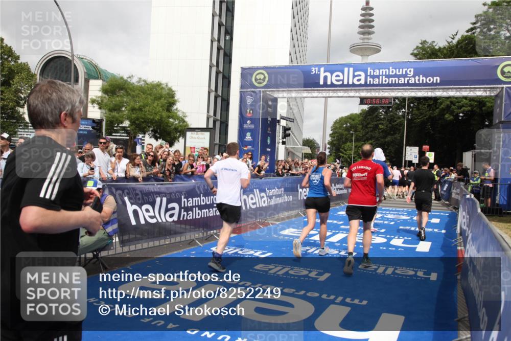 29.06.2025 - hella hamburg halbmarathon Michael Strokosch http://msf.ph/oto/8252249 29.06.2025 10:58:37 Ziel 2619, 2978, 3251, 4467, 5341, 6595, 7082, 7659, 9316, 12712, 12809, 12879, 18501, 18556, 19166 meine-sportfotos.de