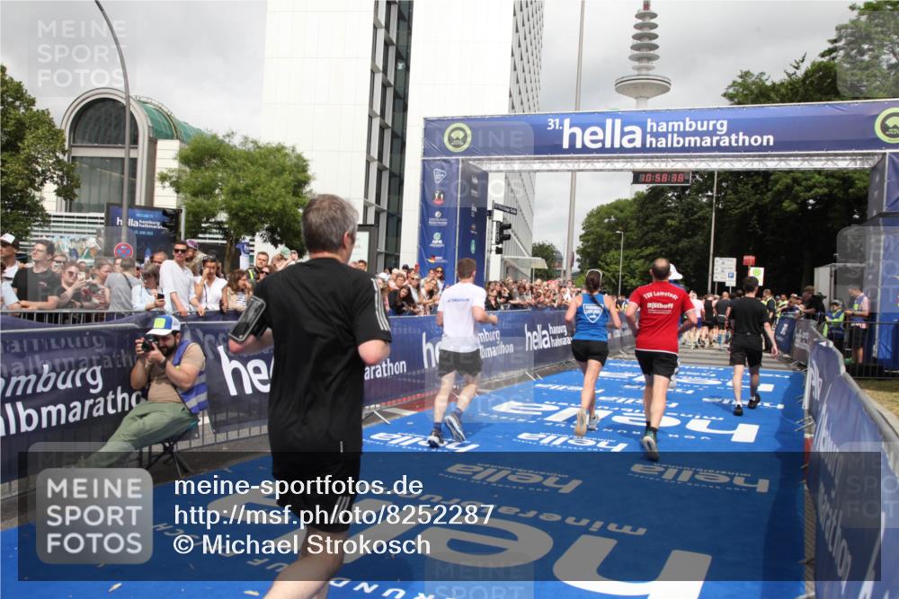29.06.2025 - hella hamburg halbmarathon Michael Strokosch http://msf.ph/oto/8252287 29.06.2025 10:58:37 Ziel 2619, 2978, 3251, 4467, 5341, 6595, 7082, 7659, 9316, 12712, 12809, 12879, 18501, 18556, 19166 meine-sportfotos.de