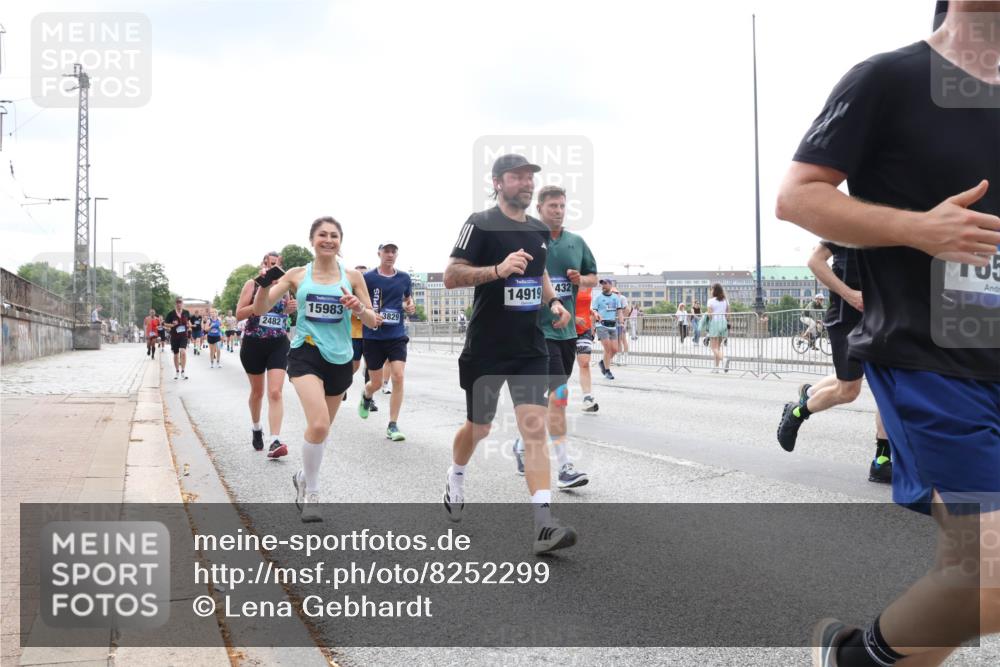 29.06.2025 - hella hamburg halbmarathon Lena Gebhardt http://msf.ph/oto/8252299 29.06.2025 10:34:13 Lombardsbrücke 1417, 1672, 1705, 1787, 1896, 2265, 2412, 2464, 2482, 2496, 2510, 2511, 2526, 2801, 2933, 3145, 3264, 3340, 3345, 3829, 3848, 4479, 4540, 4807, 4824, 4826, 4942, 5561, 5566, 5584, 5609, 5691, 5821, 5822, 5887, 6105, 6364, 6515, 6516, 6571, 6574, 6956, 7027, 7324, 7329, 7565, 8202, 8277, 8349, 8375, 8377, 8383, 8401, 8705, 8965, 9094, 9379, 9875, 9995, 10007, 10071, 10360, 10561, 10564, 11872, 13957, 16682, 16919, 17230, 18158, 18941 meine-sportfotos.de