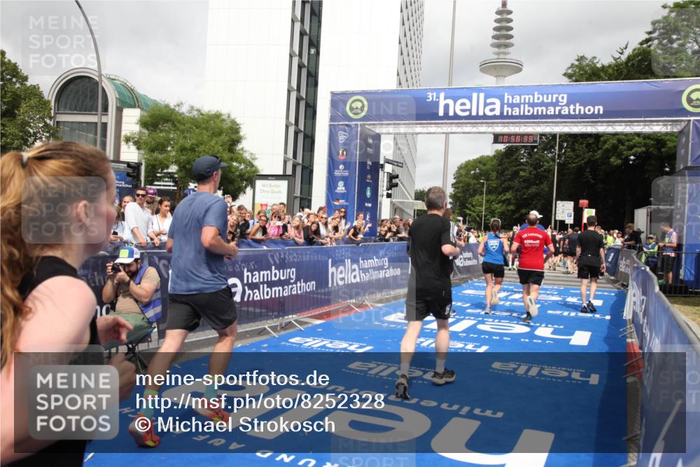29.06.2025 - hella hamburg halbmarathon Michael Strokosch http://msf.ph/oto/8252328 29.06.2025 10:58:38 Ziel 2619, 2978, 3251, 4467, 5341, 6595, 7082, 7659, 9316, 12712, 12809, 12879, 13694, 18501, 18556 meine-sportfotos.de