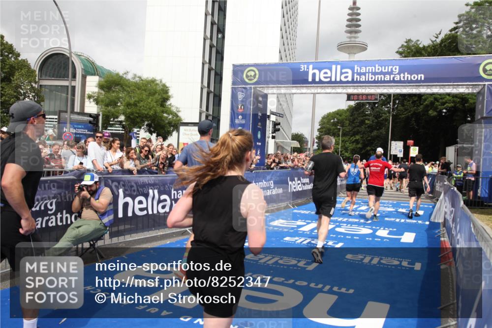 29.06.2025 - hella hamburg halbmarathon Michael Strokosch http://msf.ph/oto/8252347 29.06.2025 10:58:38 Ziel 2619, 2978, 3251, 4467, 5341, 6595, 7082, 7659, 9316, 12712, 12809, 12879, 13694, 18501, 18556 meine-sportfotos.de