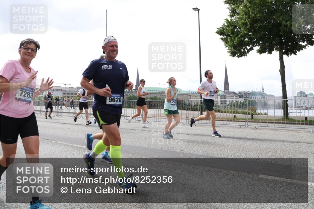 29.06.2025 - hella hamburg halbmarathon Lena Gebhardt http://msf.ph/oto/8252356 29.06.2025 10:45:44 Lombardsbrücke 1004, 1033, 1060, 1085, 1100, 1104, 1421, 1426, 1555, 1713, 1798, 1854, 1867, 1868, 1983, 2008, 2216, 2217, 2398, 2522, 2550, 2657, 2664, 2917, 2954, 2965, 2973, 3357, 3377, 3879, 3993, 4099, 4102, 4104, 4224, 4306, 4317, 4388, 4504, 4572, 4820, 5044, 5099, 5108, 5339, 5635, 5636, 5949, 6133, 6150, 6333, 6623, 6763, 6788, 6911, 6922, 6980, 7268, 7283, 7356, 7530, 7541, 7605, 7859, 8605, 8745, 9120, 9121, 9426, 9620, 10030, 10182, 10225, 10327, 10329, 10367, 10511, 11314 meine-sportfotos.de
