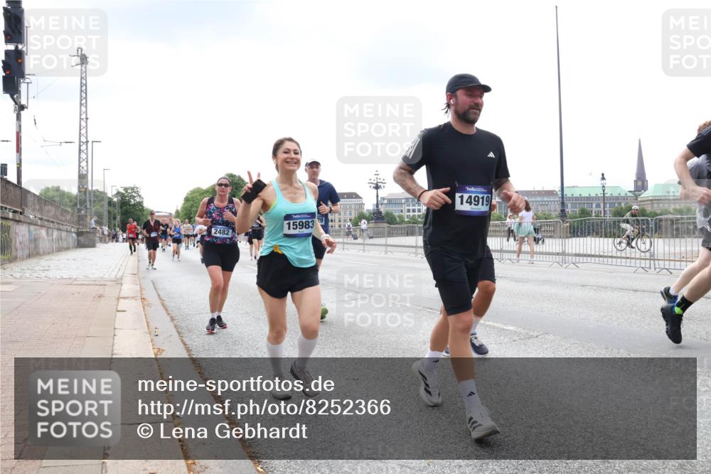 29.06.2025 - hella hamburg halbmarathon Lena Gebhardt http://msf.ph/oto/8252366 29.06.2025 10:34:13 Lombardsbrücke 1417, 1672, 1705, 1787, 1896, 2265, 2412, 2464, 2482, 2496, 2510, 2511, 2526, 2801, 2933, 3145, 3264, 3340, 3345, 3829, 3848, 4479, 4540, 4807, 4824, 4826, 4942, 5561, 5566, 5584, 5609, 5691, 5821, 5822, 5887, 6105, 6364, 6515, 6516, 6571, 6574, 6956, 7027, 7324, 7329, 7565, 8202, 8277, 8349, 8375, 8377, 8383, 8401, 8705, 8965, 9094, 9379, 9875, 9995, 10007, 10071, 10360, 10561, 10564, 11872, 13957, 16682, 16919, 17230, 18158, 18941 meine-sportfotos.de