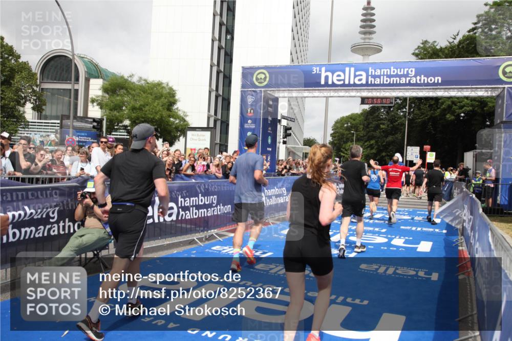 29.06.2025 - hella hamburg halbmarathon Michael Strokosch http://msf.ph/oto/8252367 29.06.2025 10:58:39 Ziel 2619, 2978, 3251, 4467, 5341, 6595, 7082, 7659, 8322, 9316, 12712, 12809, 12862, 12879, 13694, 18501, 18556 meine-sportfotos.de