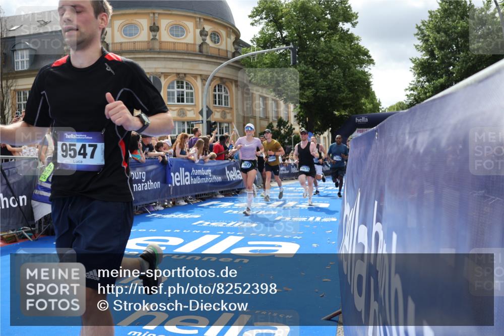 29.06.2025 - hella hamburg halbmarathon Strokosch-Dieckow http://msf.ph/oto/8252398 29.06.2025 10:40:56 Ziel 1631, 1677, 2949, 6550, 6683, 7109, 7378, 9358, 9547, 9755, 10369, 10934, 11062, 11922, 12088, 12385, 13029, 13158, 14661, 15689, 16347, 17032, 17100, 17620, 17720, 17971, 18173 meine-sportfotos.de
