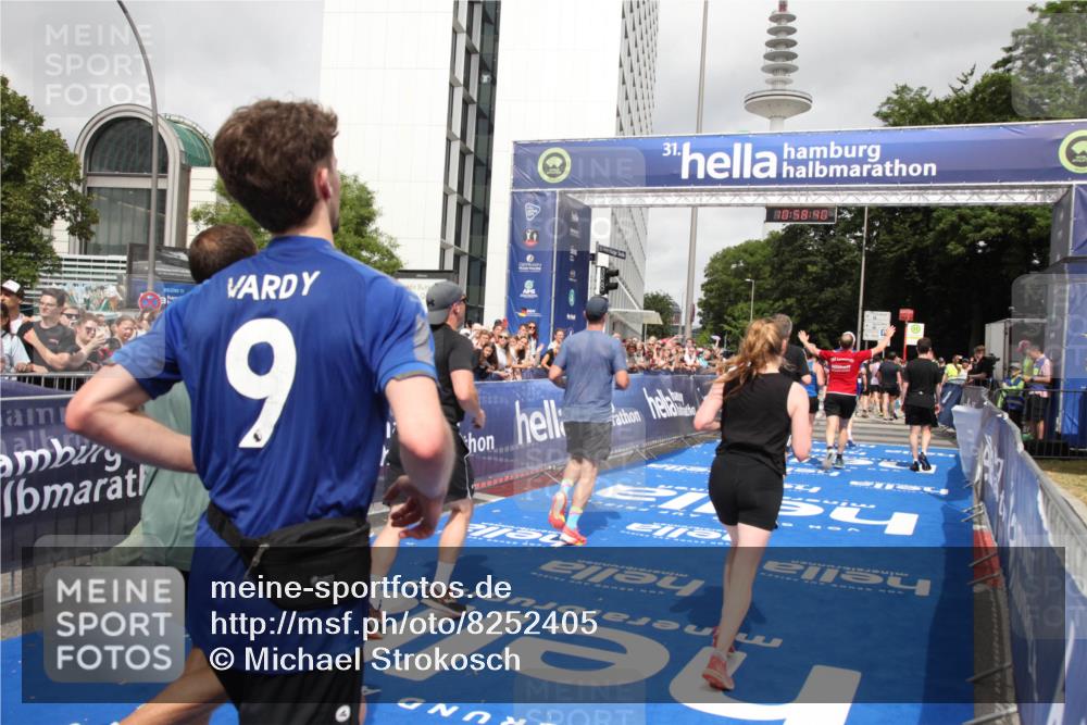 29.06.2025 - hella hamburg halbmarathon Michael Strokosch http://msf.ph/oto/8252405 29.06.2025 10:58:39 Ziel 2619, 2978, 3251, 4467, 5341, 6595, 7082, 7659, 8322, 9316, 12712, 12809, 12862, 12879, 13694, 18501, 18556 meine-sportfotos.de