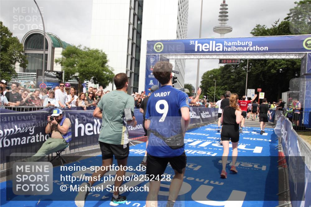 29.06.2025 - hella hamburg halbmarathon Michael Strokosch http://msf.ph/oto/8252428 29.06.2025 10:58:39 Ziel 2619, 2978, 3251, 4467, 5341, 6595, 7082, 7659, 8322, 9316, 12712, 12809, 12862, 12879, 13694, 18501, 18556 meine-sportfotos.de