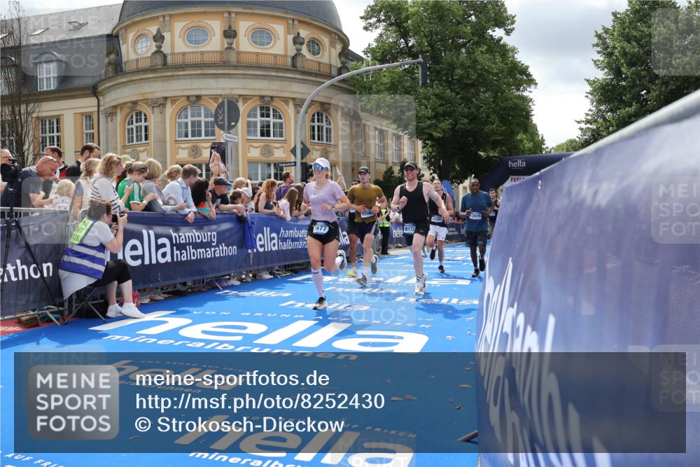 29.06.2025 - hella hamburg halbmarathon Strokosch-Dieckow http://msf.ph/oto/8252430 29.06.2025 10:40:56 Ziel 1631, 1677, 2949, 6550, 6683, 7109, 7378, 9358, 9547, 9755, 10369, 10934, 11062, 11922, 12088, 12385, 13029, 13158, 14661, 15689, 16347, 17032, 17100, 17620, 17720, 17971, 18173 meine-sportfotos.de