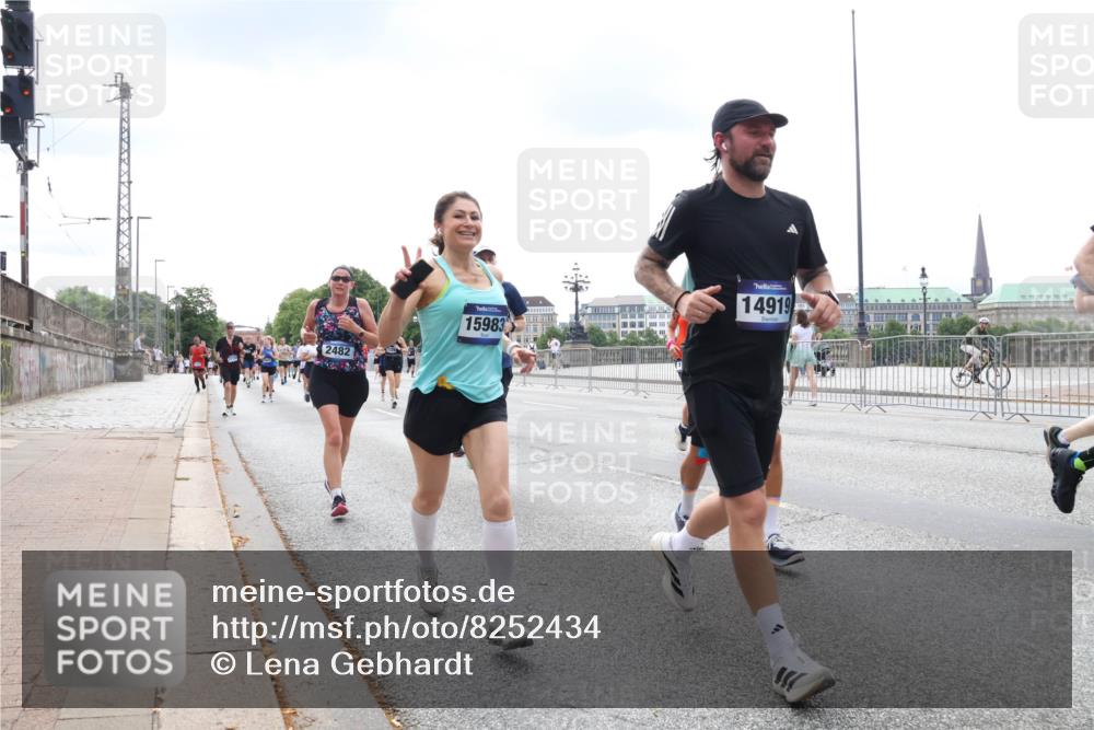 29.06.2025 - hella hamburg halbmarathon Lena Gebhardt http://msf.ph/oto/8252434 29.06.2025 10:34:13 Lombardsbrücke 1417, 1672, 1705, 1787, 1896, 2265, 2412, 2464, 2482, 2496, 2510, 2511, 2526, 2801, 2933, 3145, 3264, 3340, 3345, 3829, 3848, 4479, 4540, 4807, 4824, 4826, 4942, 5561, 5566, 5584, 5609, 5691, 5821, 5822, 5887, 6105, 6364, 6515, 6516, 6571, 6574, 6956, 7027, 7324, 7329, 7565, 8202, 8277, 8349, 8375, 8377, 8383, 8401, 8705, 8965, 9094, 9379, 9875, 9995, 10007, 10071, 10360, 10561, 10564, 11872, 13957, 16682, 16919, 17230, 18158, 18941 meine-sportfotos.de