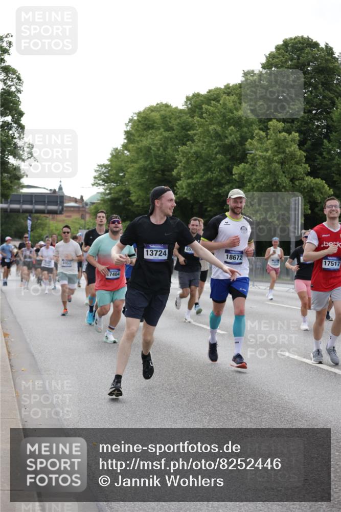 29.06.2025 - hella hamburg halbmarathon Jannik Wohlers http://msf.ph/oto/8252446 29.06.2025 10:31:07 Lombardsbrücke 1844, 4953, 5165, 5846, 5965, 6078, 6546, 6573, 6640, 7772, 9183, 9812, 9883, 10240, 10586, 11587, 12381, 12758, 13724, 15024, 15222, 15575, 15725, 16541, 16978, 17043, 17404, 17517, 17706, 17989, 18390, 18507, 18613, 18672, 18883, 18943, 19068, 19233 meine-sportfotos.de