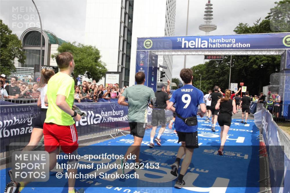 29.06.2025 - hella hamburg halbmarathon Michael Strokosch http://msf.ph/oto/8252453 29.06.2025 10:58:40 Ziel 2619, 2978, 3251, 4467, 5341, 6592, 6595, 7082, 7659, 8322, 9316, 12712, 12809, 12862, 12879, 13694, 18501, 18556 meine-sportfotos.de