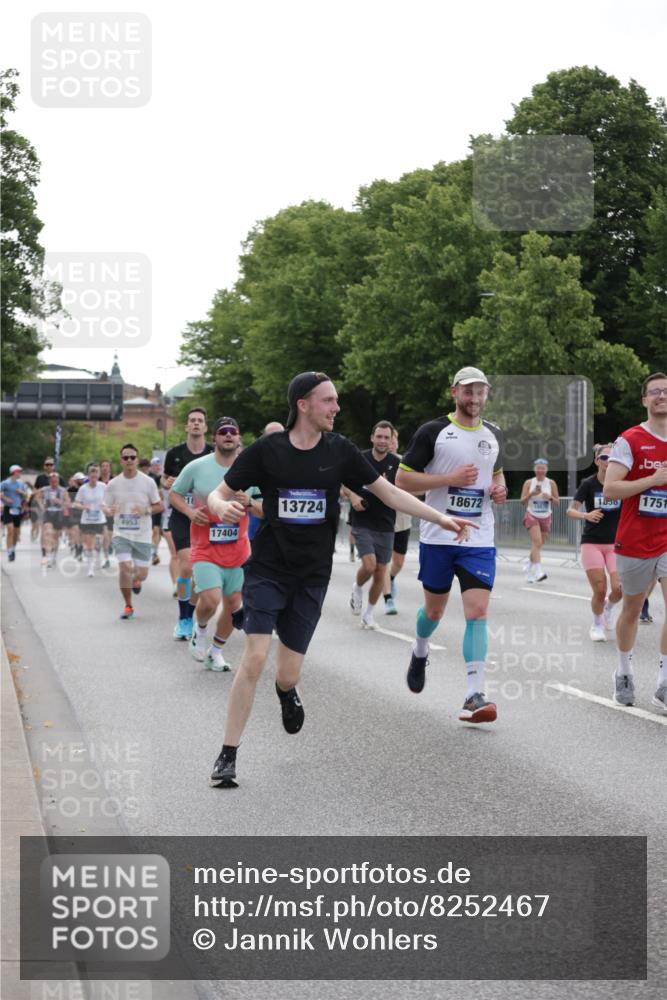 29.06.2025 - hella hamburg halbmarathon Jannik Wohlers http://msf.ph/oto/8252467 29.06.2025 10:31:07 Lombardsbrücke 1844, 4953, 5165, 5846, 5965, 6078, 6546, 6573, 6640, 7772, 9183, 9812, 9883, 10240, 10586, 11587, 12381, 12758, 13724, 15024, 15222, 15575, 15725, 16541, 16978, 17043, 17404, 17517, 17706, 17989, 18390, 18507, 18613, 18672, 18883, 18943, 19068, 19233 meine-sportfotos.de