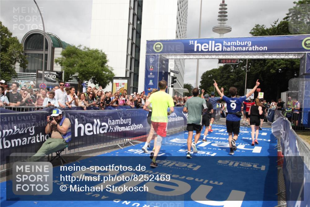 29.06.2025 - hella hamburg halbmarathon Michael Strokosch http://msf.ph/oto/8252469 29.06.2025 10:58:41 Ziel 2619, 2978, 3251, 4467, 5341, 6592, 6595, 7082, 7659, 8322, 9316, 12712, 12809, 12862, 12879, 13694, 15197, 18501, 18556, 18587 meine-sportfotos.de