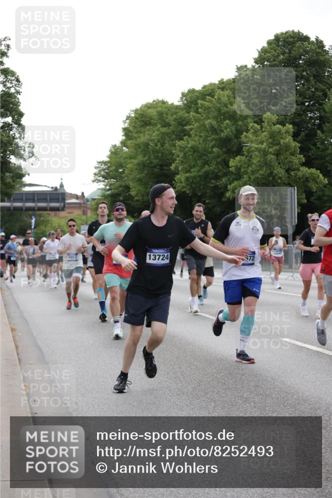 29.06.2025 - hella hamburg halbmarathon Jannik Wohlers http://msf.ph/oto/8252493 29.06.2025 10:31:07 Lombardsbrücke 1844, 4953, 5165, 5846, 5965, 6078, 6546, 6573, 6640, 7772, 9183, 9812, 9883, 10240, 10586, 11587, 12381, 12758, 13724, 15024, 15222, 15575, 15725, 16541, 16978, 17043, 17404, 17517, 17706, 17989, 18390, 18507, 18613, 18672, 18883, 18943, 19068, 19233 meine-sportfotos.de