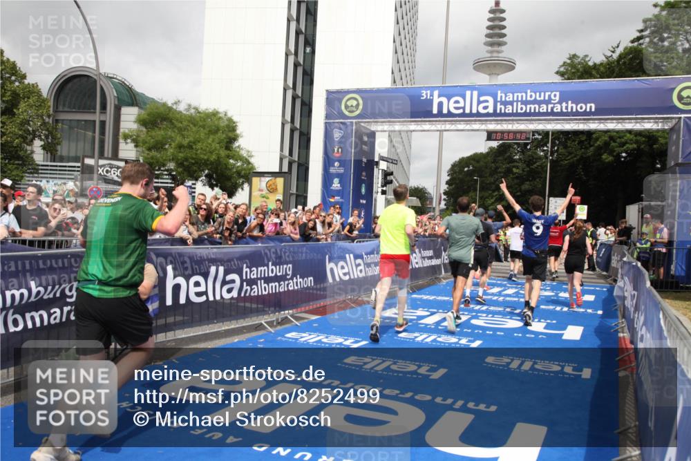 29.06.2025 - hella hamburg halbmarathon Michael Strokosch http://msf.ph/oto/8252499 29.06.2025 10:58:41 Ziel 2619, 2978, 3251, 4467, 5341, 6592, 6595, 7082, 7659, 8322, 9316, 12712, 12809, 12862, 12879, 13694, 15197, 18501, 18556, 18587 meine-sportfotos.de
