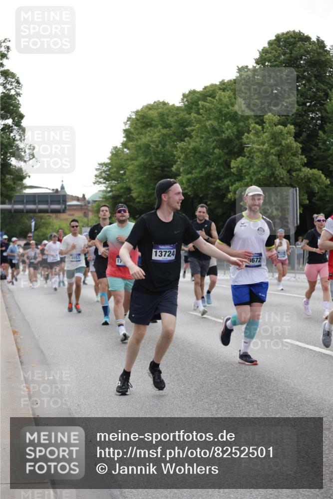 29.06.2025 - hella hamburg halbmarathon Jannik Wohlers http://msf.ph/oto/8252501 29.06.2025 10:31:07 Lombardsbrücke 1844, 4953, 5165, 5846, 5965, 6078, 6546, 6573, 6640, 7772, 9183, 9812, 9883, 10240, 10586, 11587, 12381, 12758, 13724, 15024, 15222, 15575, 15725, 16541, 16978, 17043, 17404, 17517, 17706, 17989, 18390, 18507, 18613, 18672, 18883, 18943, 19068, 19233 meine-sportfotos.de
