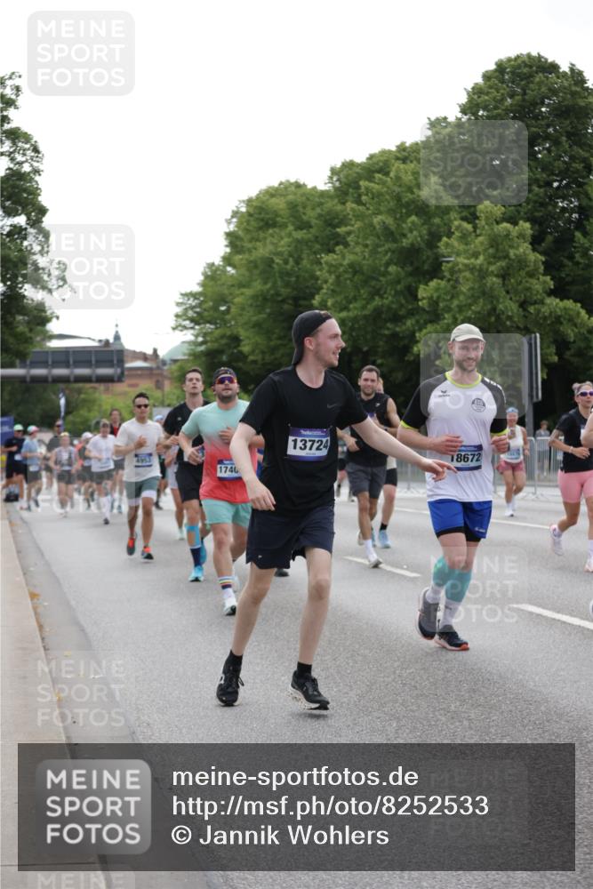29.06.2025 - hella hamburg halbmarathon Jannik Wohlers http://msf.ph/oto/8252533 29.06.2025 10:31:07 Lombardsbrücke 1844, 4953, 5165, 5846, 5965, 6078, 6546, 6573, 6640, 7772, 9183, 9812, 9883, 10240, 10586, 11587, 12381, 12758, 13724, 15024, 15222, 15575, 15725, 16541, 16978, 17043, 17404, 17517, 17706, 17989, 18390, 18507, 18613, 18672, 18883, 18943, 19068, 19233 meine-sportfotos.de