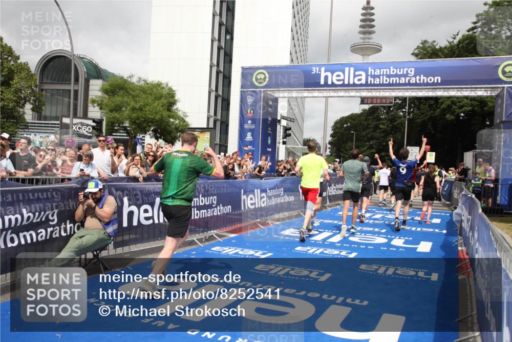 29.06.2025 - hella hamburg halbmarathon Michael Strokosch http://msf.ph/oto/8252541 29.06.2025 10:58:41 Ziel 2619, 2978, 3251, 4467, 5341, 6592, 6595, 7082, 7659, 8322, 9316, 12712, 12809, 12862, 12879, 13694, 15197, 18501, 18556, 18587 meine-sportfotos.de