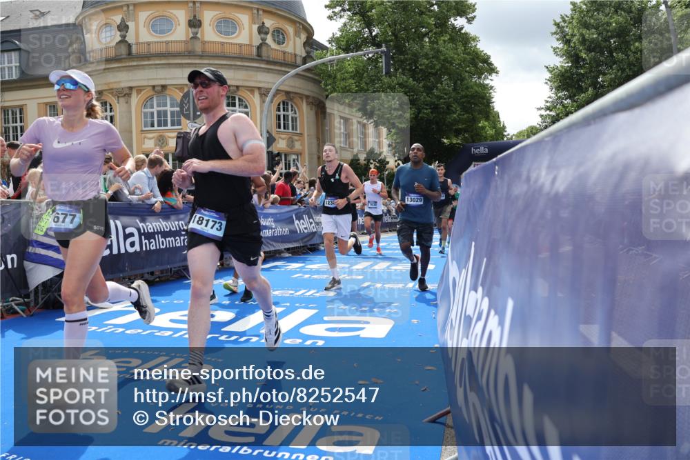 29.06.2025 - hella hamburg halbmarathon Strokosch-Dieckow http://msf.ph/oto/8252547 29.06.2025 10:40:57 Ziel 1677, 2949, 4871, 6550, 6683, 7378, 9358, 9547, 9755, 10369, 10934, 11062, 11922, 12088, 12385, 13029, 13158, 14661, 15689, 16347, 17032, 17100, 17620, 17720, 17971, 18045, 18049, 18173 meine-sportfotos.de