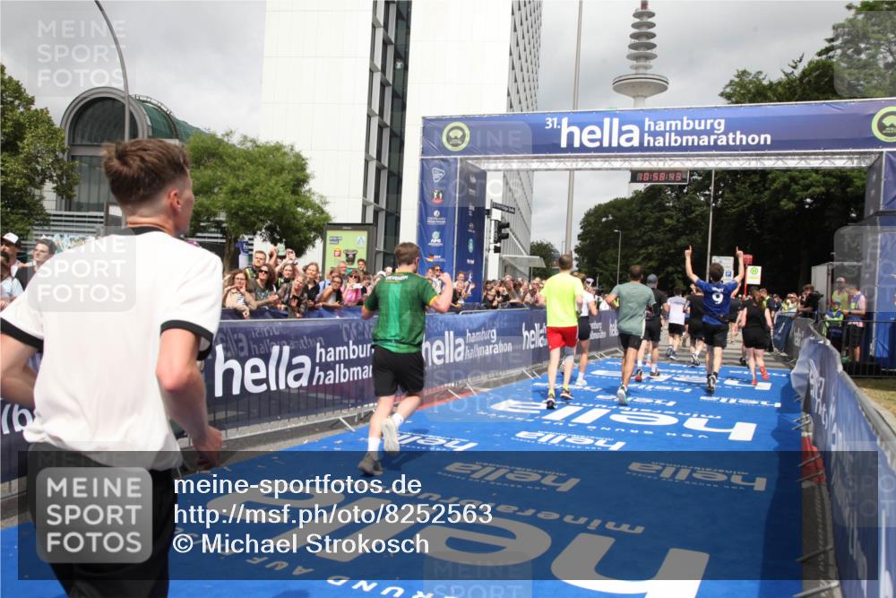 29.06.2025 - hella hamburg halbmarathon Michael Strokosch http://msf.ph/oto/8252563 29.06.2025 10:58:42 Ziel 1319, 2619, 2978, 3251, 4467, 6592, 6595, 7082, 7659, 8322, 9316, 12712, 12809, 12862, 12879, 13694, 15197, 16189, 18501, 18556, 18587 meine-sportfotos.de