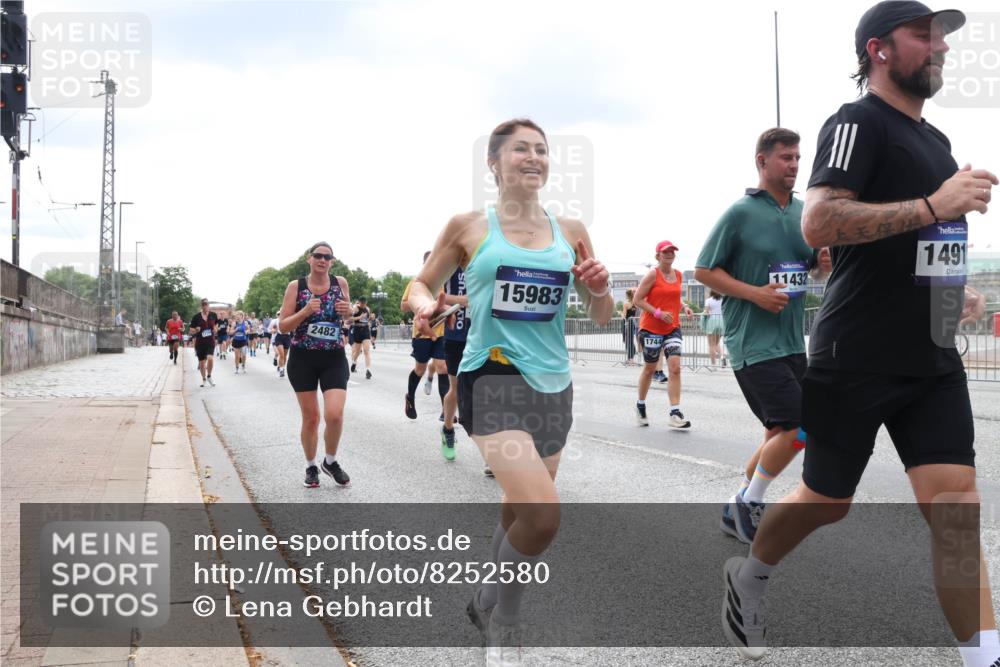 29.06.2025 - hella hamburg halbmarathon Lena Gebhardt http://msf.ph/oto/8252580 29.06.2025 10:34:13 Lombardsbrücke 1417, 1672, 1705, 1787, 1896, 2265, 2412, 2464, 2482, 2496, 2510, 2511, 2526, 2801, 2933, 3145, 3264, 3340, 3345, 3829, 3848, 4479, 4540, 4807, 4824, 4826, 4942, 5561, 5566, 5584, 5609, 5691, 5821, 5822, 5887, 6105, 6364, 6515, 6516, 6571, 6574, 6956, 7027, 7324, 7329, 7565, 8202, 8277, 8349, 8375, 8377, 8383, 8401, 8705, 8965, 9094, 9379, 9875, 9995, 10007, 10071, 10360, 10561, 10564, 11872, 13957, 16682, 16919, 17230, 18158, 18941 meine-sportfotos.de