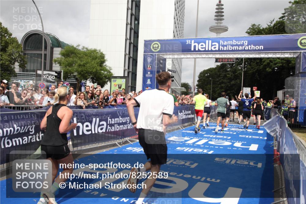 29.06.2025 - hella hamburg halbmarathon Michael Strokosch http://msf.ph/oto/8252589 29.06.2025 10:58:42 Ziel 1319, 2619, 2978, 3251, 4467, 6592, 6595, 7082, 7659, 8322, 9316, 12712, 12809, 12862, 12879, 13694, 15197, 16189, 18501, 18556, 18587 meine-sportfotos.de