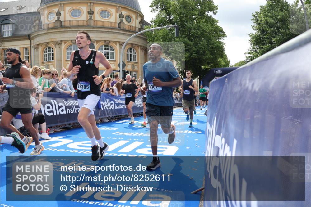 29.06.2025 - hella hamburg halbmarathon Strokosch-Dieckow http://msf.ph/oto/8252611 29.06.2025 10:40:58 Ziel 1677, 2568, 2949, 4871, 6550, 6683, 9358, 9547, 9755, 10934, 11062, 11922, 12088, 12385, 13029, 13158, 13268, 14661, 15689, 16347, 17032, 17100, 17620, 17720, 17971, 18045, 18049, 18173 meine-sportfotos.de