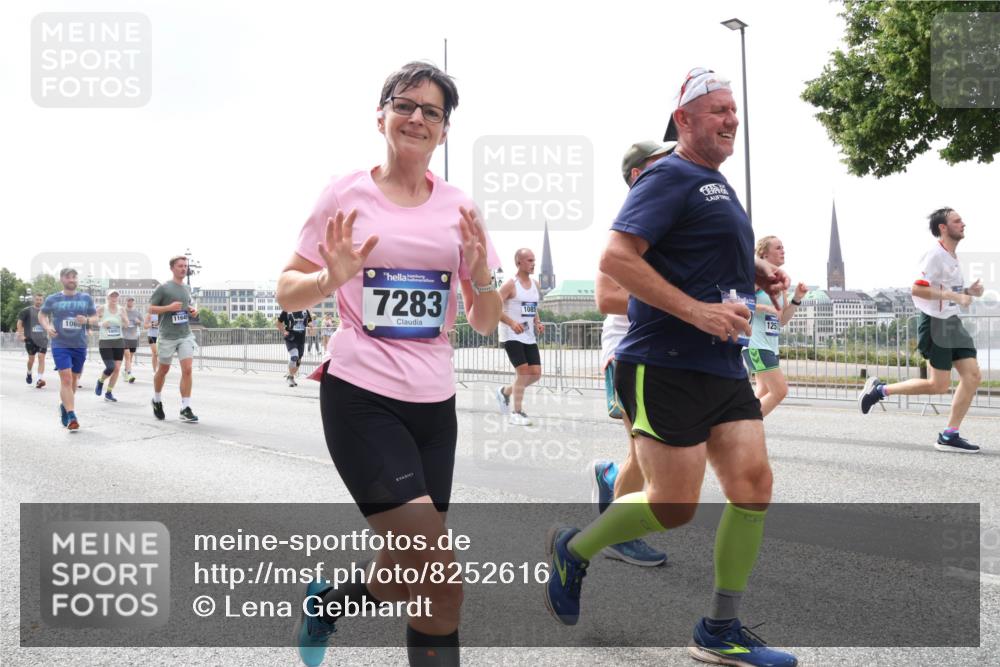 29.06.2025 - hella hamburg halbmarathon Lena Gebhardt http://msf.ph/oto/8252616 29.06.2025 10:45:45 Lombardsbrücke 1004, 1033, 1060, 1085, 1100, 1104, 1421, 1426, 1555, 1713, 1854, 1867, 1868, 1983, 2008, 2216, 2217, 2398, 2522, 2550, 2657, 2664, 2917, 2954, 2965, 2973, 3357, 3377, 3879, 4099, 4102, 4104, 4223, 4224, 4306, 4317, 4388, 4504, 4572, 4820, 5044, 5099, 5108, 5339, 5635, 5636, 5769, 5770, 5892, 5949, 6133, 6150, 6333, 6623, 6763, 6788, 6911, 6922, 7268, 7283, 7356, 7530, 7541, 7605, 7859, 8605, 8745, 9120, 9121, 9426, 9620, 10030, 10182, 10225, 10327, 10329, 10367, 10511 meine-sportfotos.de