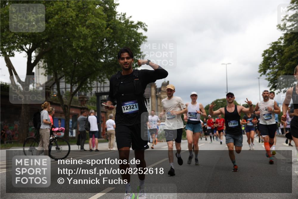 29.06.2025 - hella hamburg halbmarathon Yannick Fuchs http://msf.ph/oto/8252618 29.06.2025 10:48:01 20KM 1267, 1422, 1442, 1502, 1549, 1870, 2058, 2432, 2518, 2630, 3096, 3103, 3310, 3819, 3898, 4299, 5020, 5259, 6260, 6294, 6374, 7129, 7395, 7478, 7973, 8285, 8394, 9032, 9380, 9791, 9922, 10040, 11009, 11068, 11430, 11789, 11844, 12213, 12321, 12607, 12632, 13033, 13147, 13397, 13794, 13803, 13912, 14026, 14239, 14702, 15146, 15838, 15856, 16623, 16780, 17482, 18308, 18450, 18514, 18612, 18759, 19067 meine-sportfotos.de